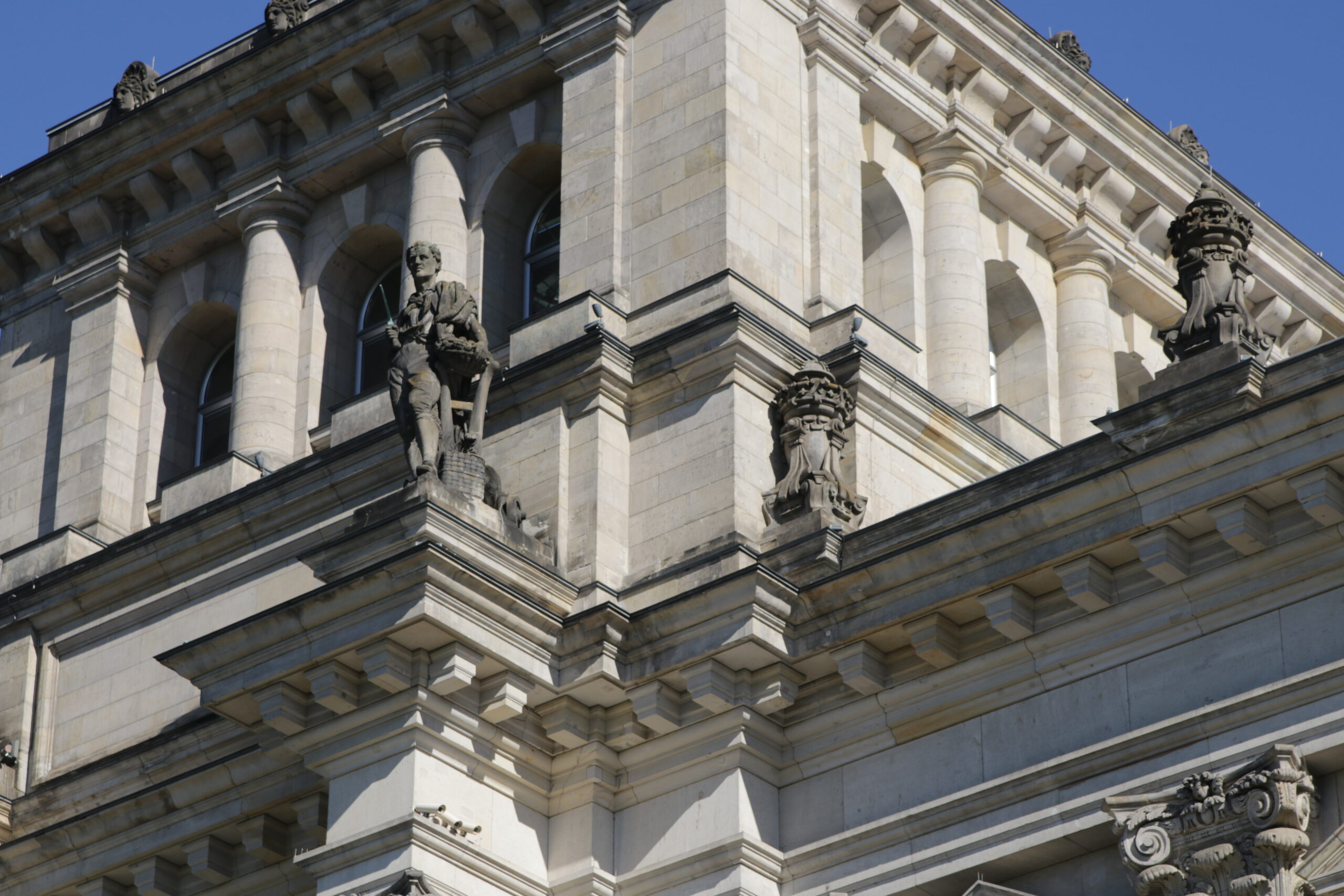 Figuren auf dem Reichstag